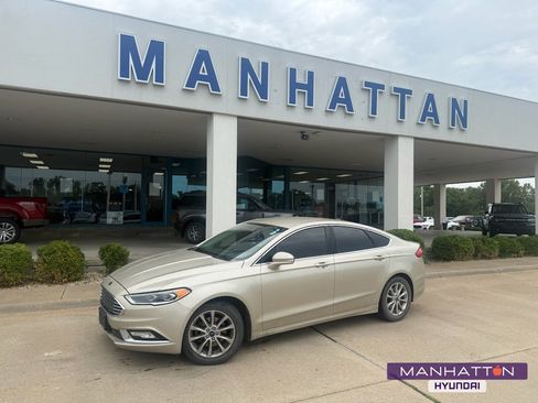 Used 2017 Ford Fusion SE w/ Fusion SE Technology Package FWD image 1