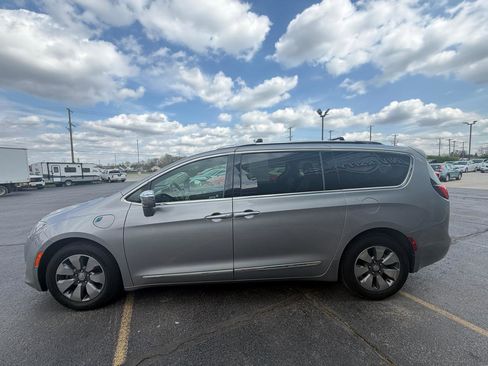 Used 2017 Chrysler Pacifica Platinum FWD image 6