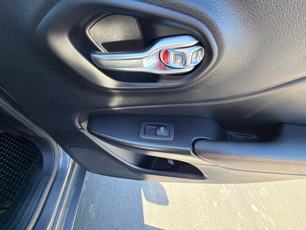 Used 2022 Jeep Cherokee Trailhawk AWD/4WD image 45