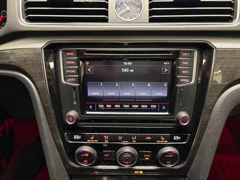 Used 2016 Volkswagen Passat 1.8T SEL Premium image 32