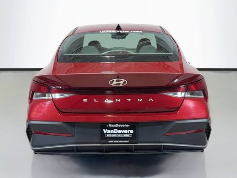 Used 2024 Hyundai Elantra SE FWD image 8