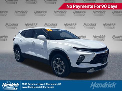 Used 2025 Chevrolet Blazer LT FWD image 1