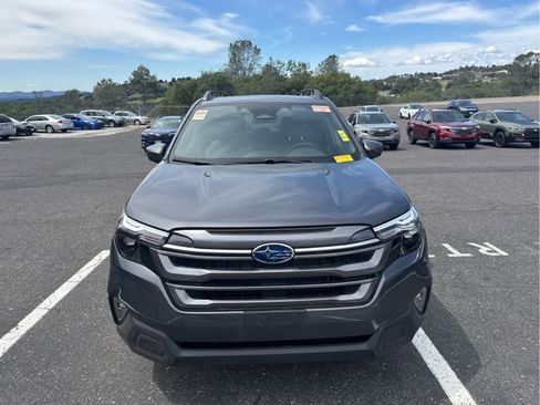 Used 2025 Subaru Forester Premium AWD/4WD image 2