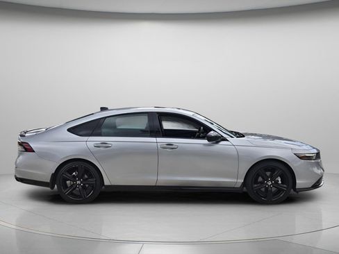 Used 2025 Honda Accord Sport image 3