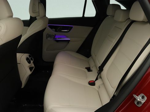 Used 2025 Mercedes-Benz GLC 350e 4MATIC image 31