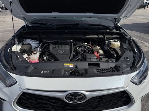 Used 2023 Toyota Highlander XLE AWD/4WD image 39