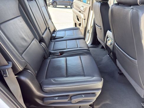 Used 2024 GMC Yukon SLT image 32