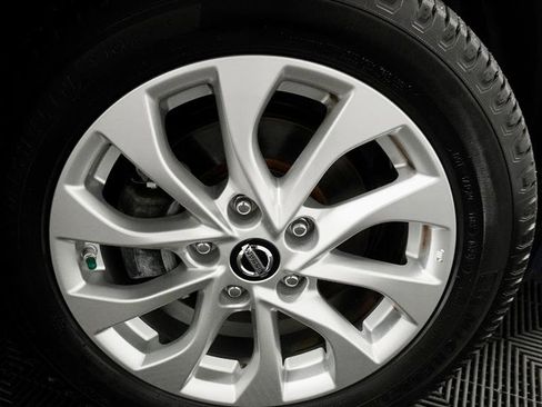 Used 2016 Nissan Sentra SV w/ Style Package image 3