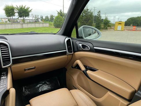 Used 2015 Porsche Cayenne S image 11