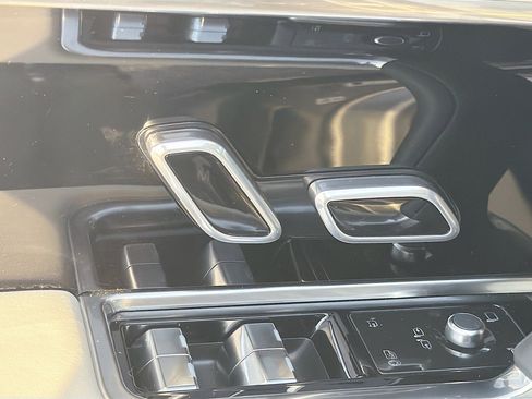 Used 2025 Land Rover Range Rover SE image 26