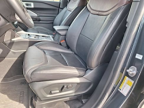 Used 2022 Ford Explorer Platinum w/ Equipment Group 601A RWD image 10