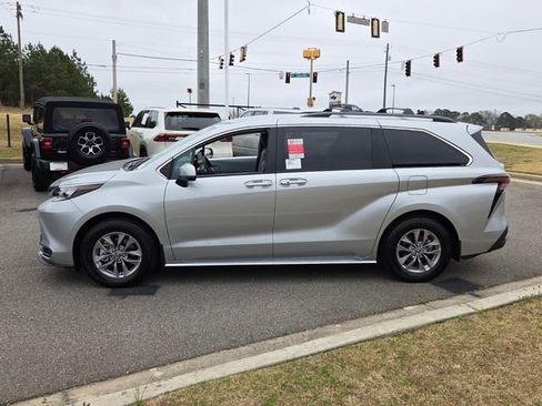 New 2025 Toyota Sienna LE image 4
