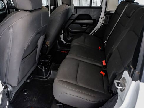 Used 2018 Jeep Wrangler Unlimited Sahara image 35