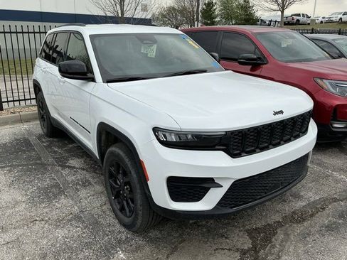 Used 2024 Jeep Grand Cherokee Altitude image 3