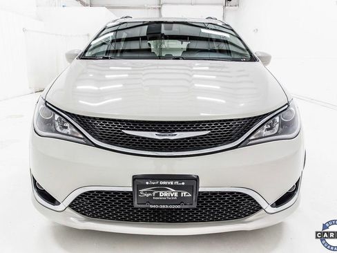 Used 2017 Chrysler Pacifica Touring-L image 11