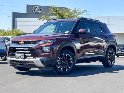 Used 2023 Chevrolet TrailBlazer LT FWD image 2