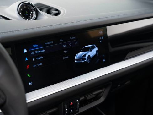 Used 2025 Porsche Cayenne S image 27