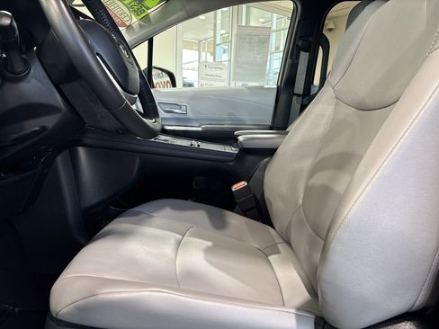 Certified 2025 Toyota Sienna XLE image 11