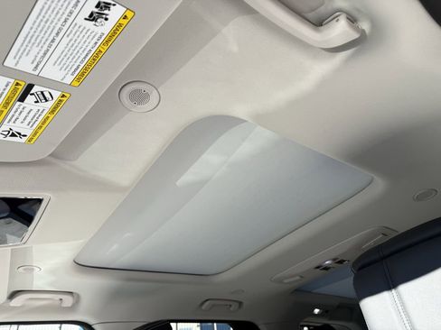 New 2026 Land Rover Discovery Limited Edition image 10