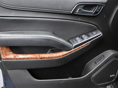 Used 2019 Chevrolet Suburban Premier RWD image 11