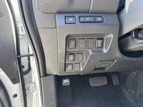 Used 2025 Nissan Frontier SV w/ SV Convenience Package RWD image 21