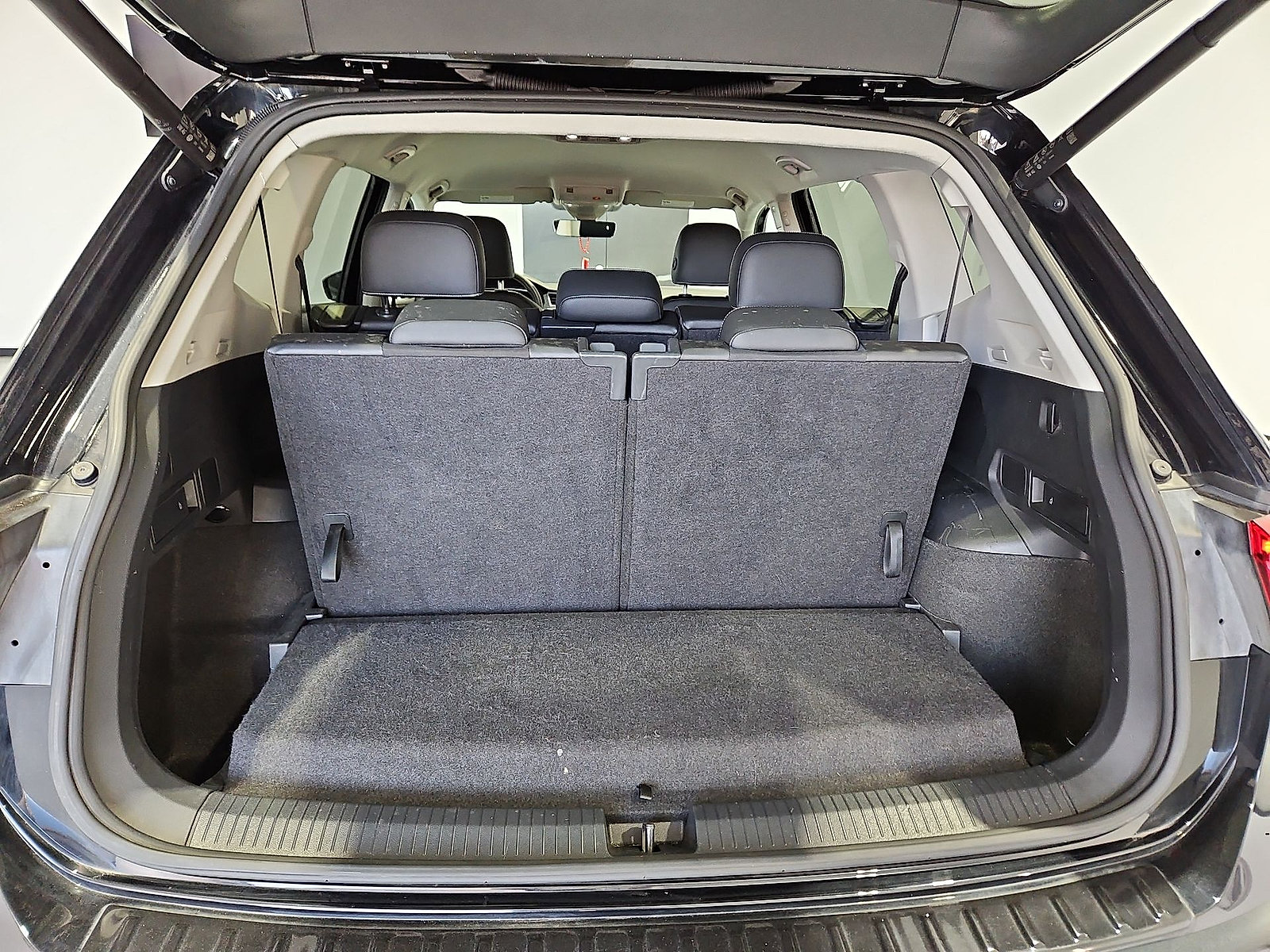 Certified 2024 Volkswagen Tiguan SE FWD image 12