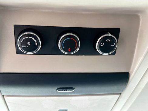 Used 2015 Chrysler Town & Country Touring w/ Driver Convenience Group image 26