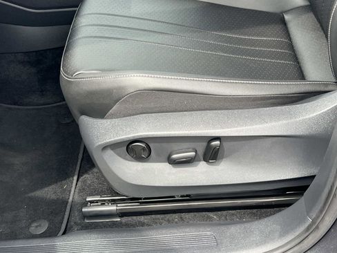 Certified 2023 Volkswagen Tiguan SE FWD image 17