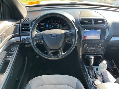 Used 2017 Ford Explorer XLT w/ Equipment Group 202A AWD/4WD image 24