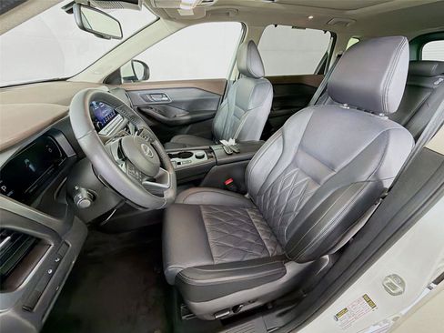 Used 2023 Nissan Rogue Platinum w/ Platinum Premium Package AWD/4WD image 2