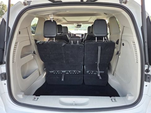 Used 2024 Chrysler Pacifica Limited FWD image 15