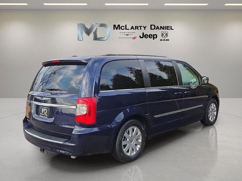 Used 2015 Chrysler Town & Country Touring image 5