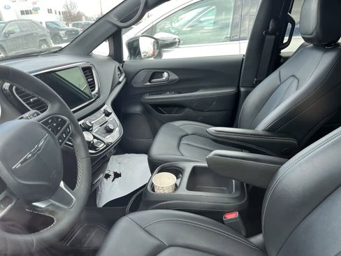 Used 2025 Chrysler Pacifica Select image 26