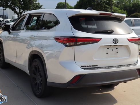 Used 2022 Toyota Highlander L FWD image 6
