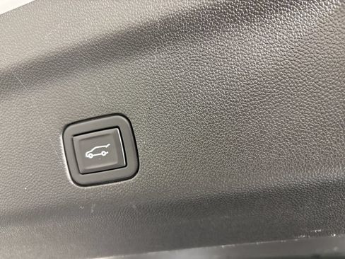 Used 2024 GMC Yukon XL Denali AWD/4WD image 27