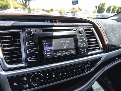 Used 2019 Toyota Highlander LE AWD/4WD image 15