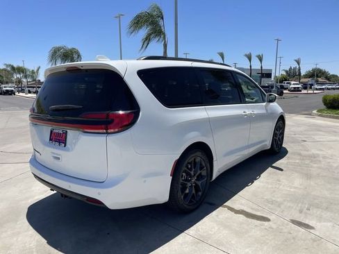 Used 2021 Chrysler Pacifica Touring-L w/ Uconnect Theater Family Group FWD image 8