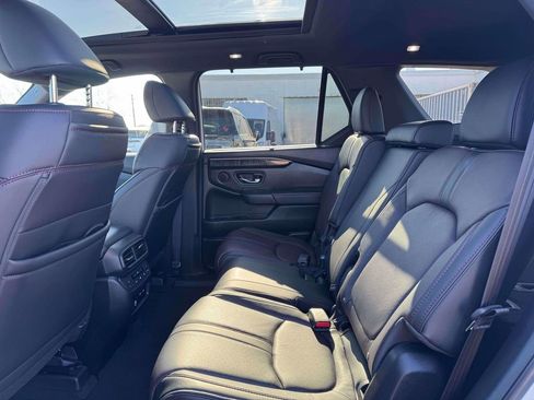 Used 2025 Honda Pilot Black Edition image 11