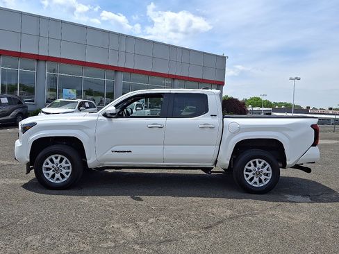 Used 2025 Toyota Tacoma SR5 w/ SR5 Upgrade Package AWD/4WD image 4
