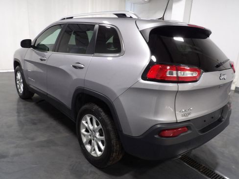 Used 2018 Jeep Cherokee Latitude Plus w/ Cold Weather Group AWD/4WD image 6
