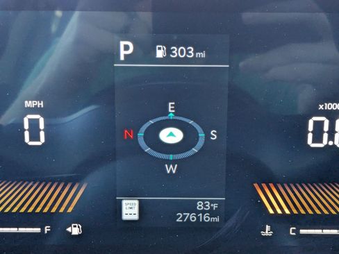 Used 2025 Kia Carnival FWD image 23