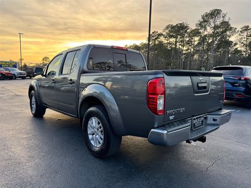 Used 2017 Nissan Frontier SV image 6