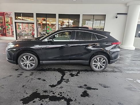 Used 2021 Toyota Venza LE image 2