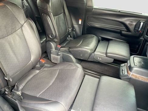 Used 2025 Toyota Sienna Platinum AWD/4WD image 37