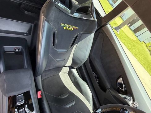 Used 2021 Lamborghini Huracan EVO RWD image 15