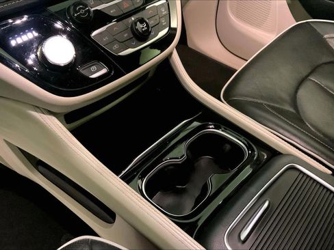 Used 2023 Chrysler Pacifica Limited image 17