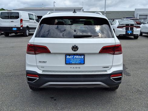 Used 2023 Volkswagen Taos SE w/ Panoramic Sunroof Package AWD/4WD image 5