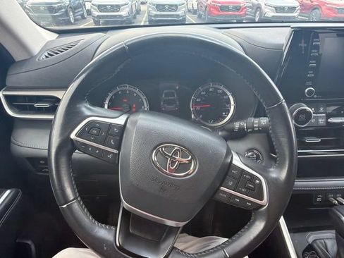 Used 2022 Toyota Highlander LE AWD/4WD image 9