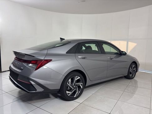 Used 2025 Hyundai Elantra SEL FWD image 5