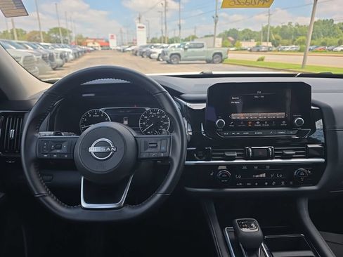 Used 2025 Nissan Pathfinder SV AWD/4WD image 13